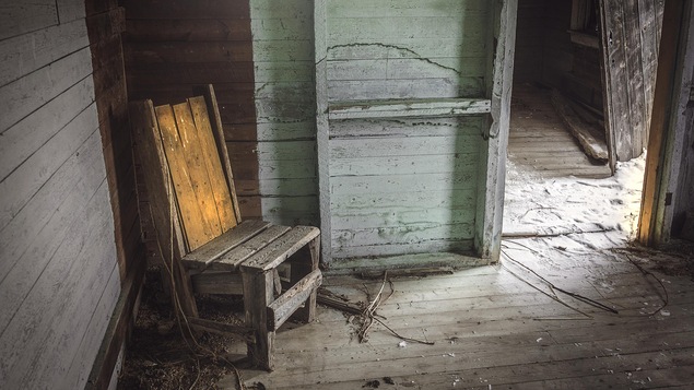 Une chaise dans une vieille maison abandonnée.