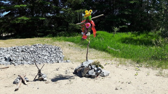 Une croix à proximité des chutes Jean-Larose, là où Maïté Viens a été portée disparue 