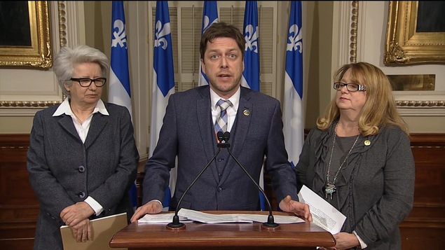 Les députés du Parti québécois (PQ) Agnès Maltais, Martin Ouellet et Carole Poirier dénoncent l'abolition des référendums dans les municipalités tel que prévu dans le projet de loi 122