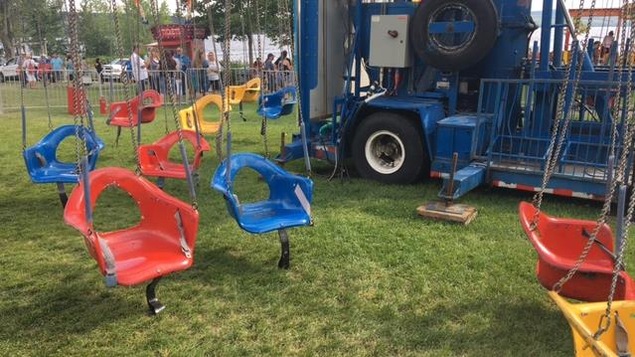 Le manège de type « chaises volantes » dans lequel l'accident impliquant une jeune fille de 12 ans est survenu à Lac-Mégantic. Le manège de type « chaises volantes » dans lequel l'accident impliquant une jeune fille de 12 ans est survenu à Lac-Mégantic.