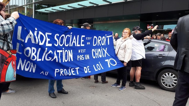 Des manifestants étaient réunis devant le ministère du Travail à Québec. Des manifestants étaient réunis devant le ministère du Travail à Québec.
