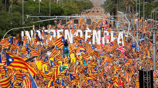 Des manifestants réclament l'indépendance de la Catalogne.