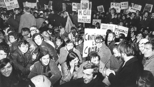 Des jeunes manifestent. On peut lire sur quelques affiches : « McGill aux travailleurs ».