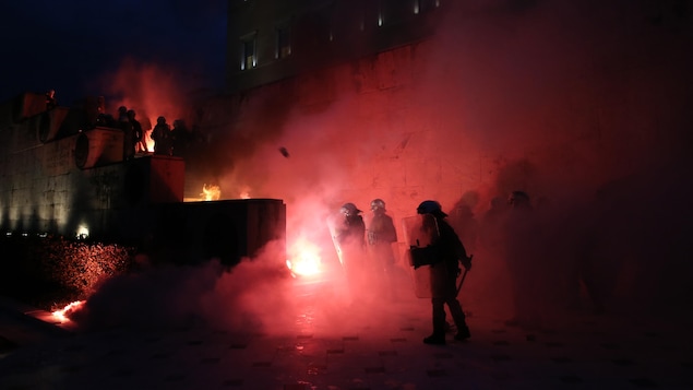 Des dizaines de policiers tentent de disperser des manifestants à Athènes, en Grèce. Des dizaines de policiers tentent de disperser des manifestants à Athènes, en Grèce.