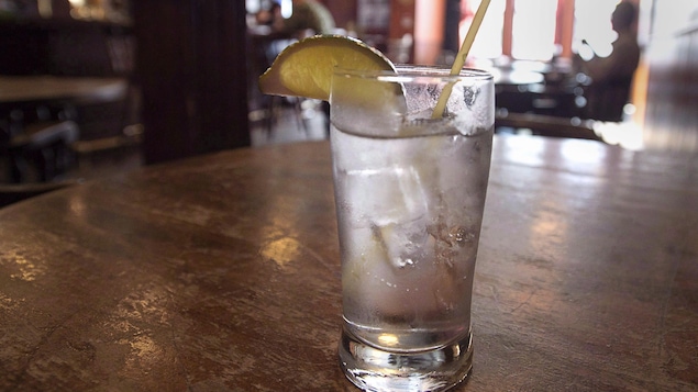 Un cocktail sur le comptoir d'un pub d'Halifax.
