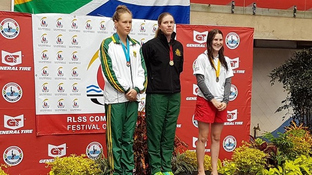 Manuelle Charbonneau (à droite) sur le podium à Durban, en Afrique du Sud Manuelle Charbonneau (à droite) sur le podium à Durban, en Afrique du Sud