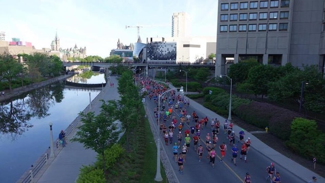 Des dizaines de coureurs visibles du haut d'un pont