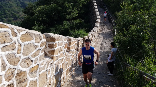 Quelques-uns des premiers coureurs à atteindre les hauteurs du parcours du Marathon de la Grande Muraille de Chine, 20 mai 2017.