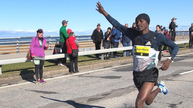 Le vainqueur s'approche du fil d'arrivée et lève le bras en l'air.