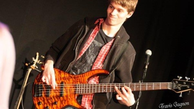 Marc-André Simard qui joue de la guitare Marc-André Simard qui joue de la guitare