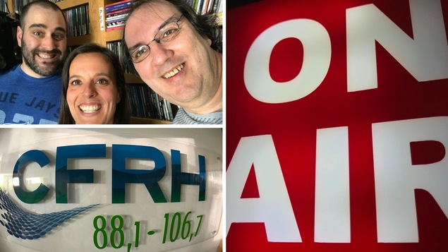 Photo de Francis, Marie-Ève et Marc, ainsi que le logo de la station CFRH et le panneau « On Air » Photo de Francis, Marie-Ève et Marc, ainsi que le logo de la station CFRH et le panneau « On Air »