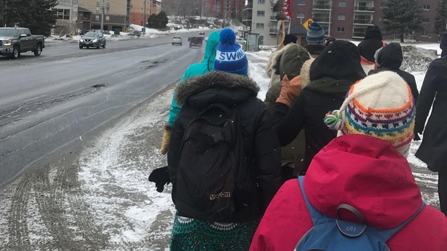 Des femmes autochtones marchent. Des femmes autochtones marchent.