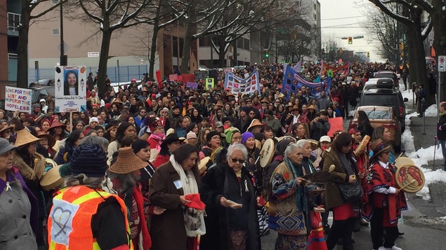 Des centaines de femmes qui marchent dans la rue