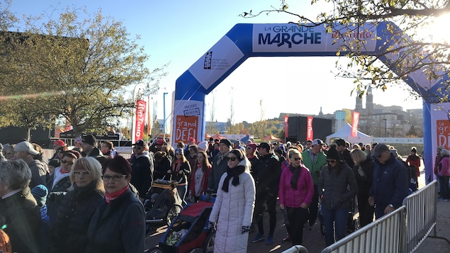 Des personnes marchent