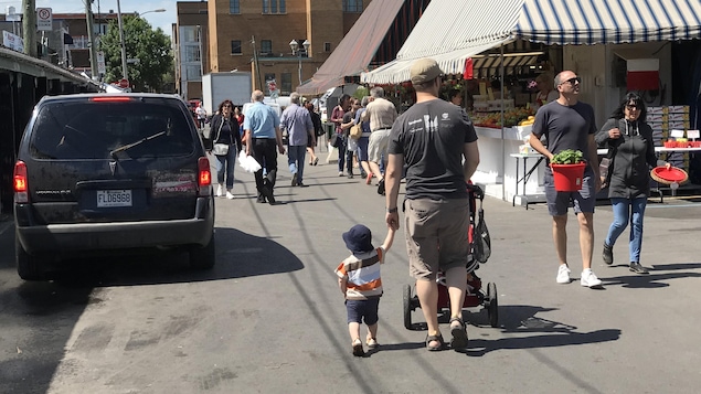 Une automobile cherche une place de stationnement au marché Jean-Talon.