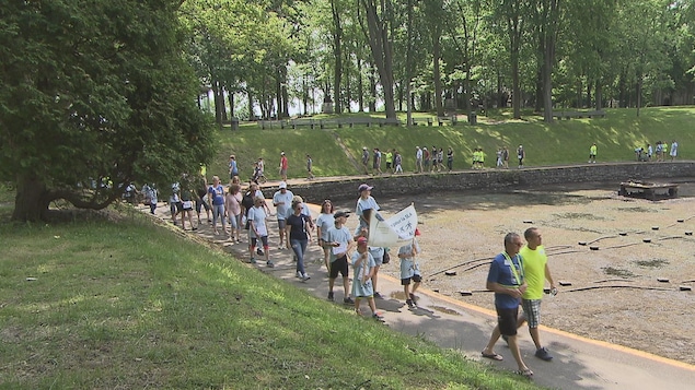 La marche pour la SLA à Trois-Rivières a permis d'amasser 8000 $. La marche pour la SLA à Trois-Rivières a permis d'amasser 8000 $.