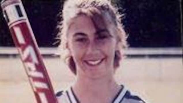 Une photo de Marcia LeBlanc en uniforme de baseball.