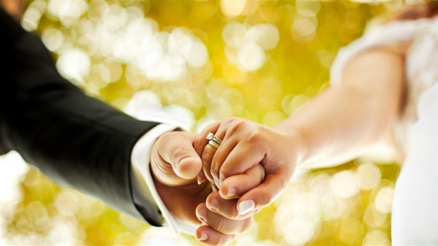 Deux personnes le jour de leur mariage