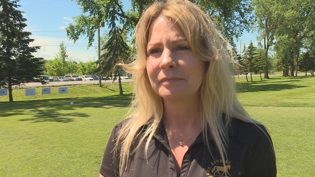 Une femme avec un golf en arrière-plan Une femme avec un golf en arrière-plan