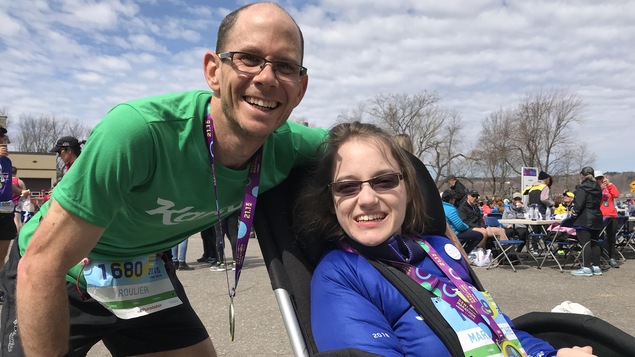 Marie-Michèle Fortin, à bord de son fauteuil roulant, en compagnie de Sébastien Roulier