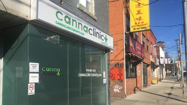 Un comptoir de vente de marijuana Canna Clinic à Toronto