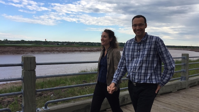 Marion et Michaël main dans la main au bord de la rivière Petitcodiac Marion et Michaël main dans la main au bord de la rivière Petitcodiac