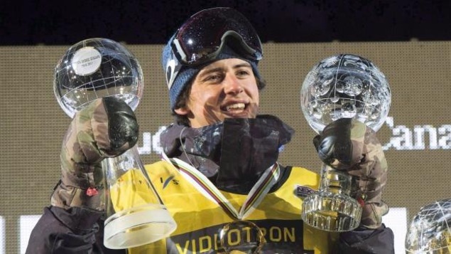 Mark McMorris, le Reginois de la Saskatchewan, lève ses Crystal Globes à la Coupe du monde FIS de Big Air, tenue au centre-ville de Québec en février 2017. Mark McMorris, le Reginois de la Saskatchewan, lève ses Crystal Globes à la Coupe du monde FIS de Big Air, tenue au centre-ville de Québec en février 2017.