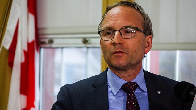 Le ministre Martin Coiteux lors d'une conférence de presse au sujet de la voie de contournement ferroviaire de Lac-Mégantic Le ministre Martin Coiteux lors d'une conférence de presse au sujet de la voie de contournement ferroviaire de Lac-Mégantic