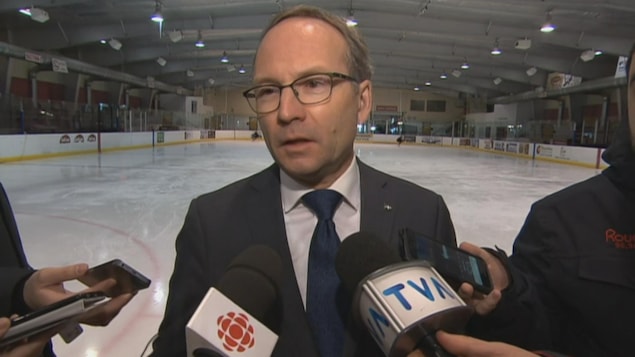 Le ministre de la Sécurité publique, Martin Coiteux, en point de presse. Le ministre de la Sécurité publique, Martin Coiteux, en point de presse.