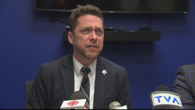 Martin Ouellet au micro.