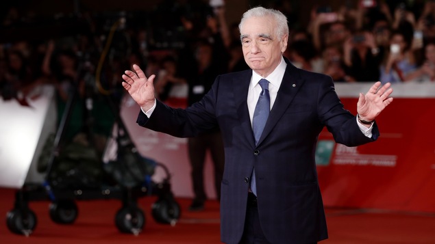 Martin Scorsese sourit aux journalistes. Martin Scorsese sourit aux journalistes.