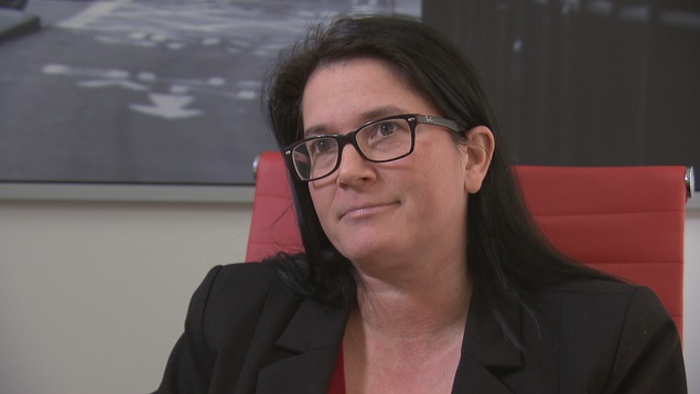 Me Maryse Carrier accorde une entrevue dans son bureau au journaliste de Radio-Canada Pascal Poinlane.