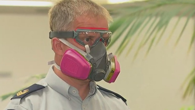 Un agent de la GRC porte un masque et des lunettes conçues pour protéger contre des substances dangereuses comme le fentanyl Un agent de la GRC porte un masque et des lunettes conçues pour protéger contre des substances dangereuses comme le fentanyl