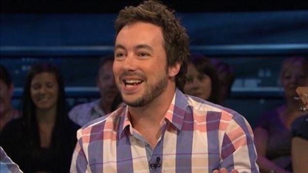 Mathieu Gratton s'exprime à la caméra en souriant