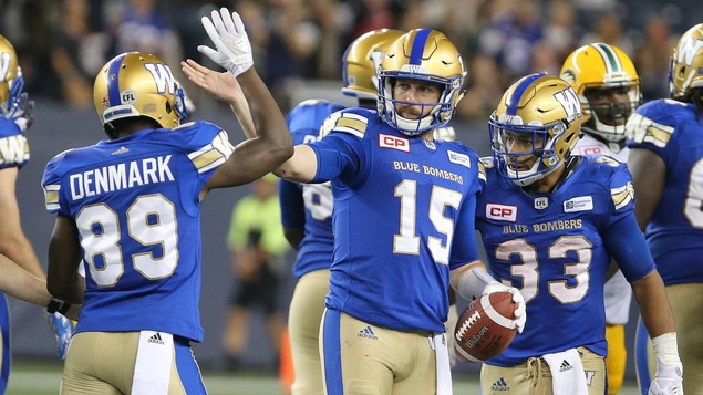 Matt Nichols (15) et Andrew Harris (33) célèbrent leur victoire contre les Eskimos d'Edmonton le 17 août.