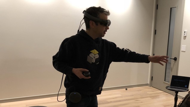 Matthieu Dugal expérimente les lunettes Magic Leap.