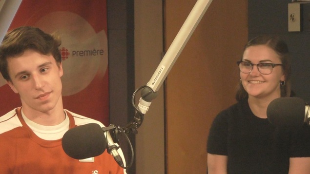Maxime Kornachuk et Janelle Campagne devant des micros dans le studio de radio.