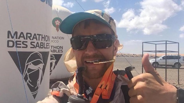 Égoportrait de Mathieu McCaie le montrant dans le désert avec le pouce levé en signe de réussite