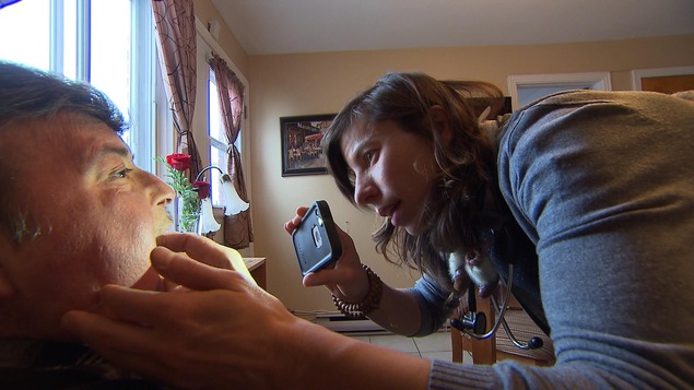 La Dre Marie-Hélène Marchand avec son patient, André Parenteau, au domicile de ce dernier, à Montréal La Dre Marie-Hélène Marchand avec son patient, André Parenteau, au domicile de ce dernier, à Montréal
