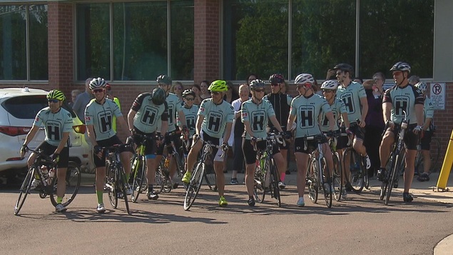 Le groupe de 11 cyclistes est composé de médecins, surtout des oncologues, mais aussi d'une ancienne patiente. Le groupe de 11 cyclistes est composé de médecins, surtout des oncologues, mais aussi d'une ancienne patiente.