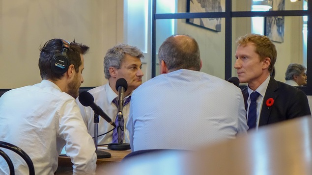 Philippe-Vincent Foisy, à gauche, en compagnie des députés Gérard Deltell, Guy Caron et Marc Miller