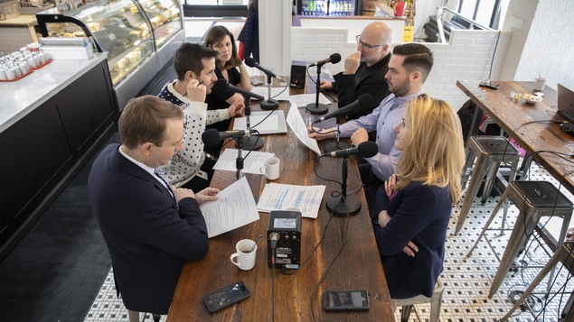 Réunis autour d'une table au café Nates, à Ottawa, l'équipe du balado Mêlée politique.