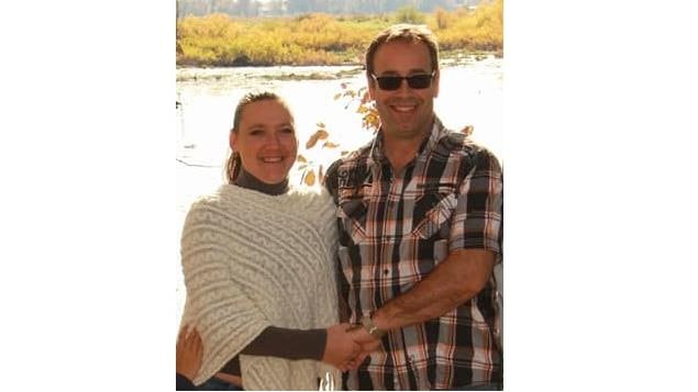 Le couple sur le bord de l'eau