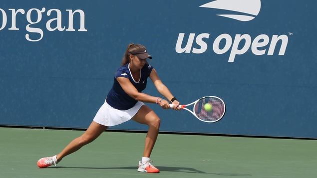 Une joueuse de tennis frappe une balle