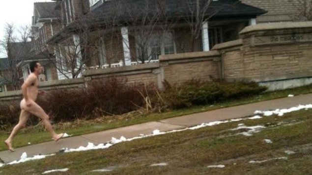 Michael MacIsaac courait nu dans la rue
