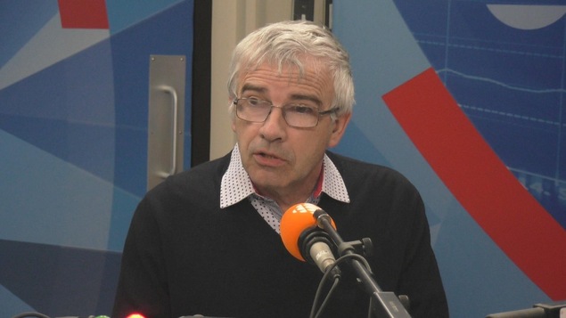 Michel Potvin derrière un micro