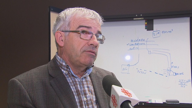 Michel Potvin parle au micro