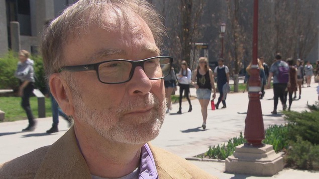 L'homme est interrogé sur le campus de l'Université d'Ottawa.