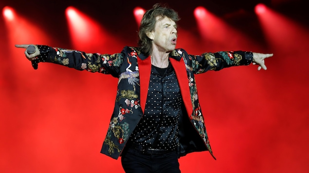 Le célèbre chanteur danse sur scène.