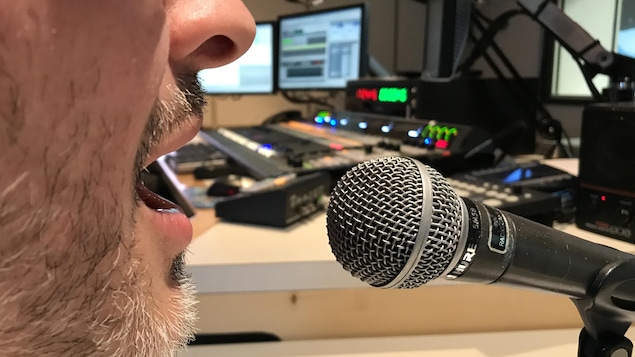 Gros plan d'une bouche et d'un micro